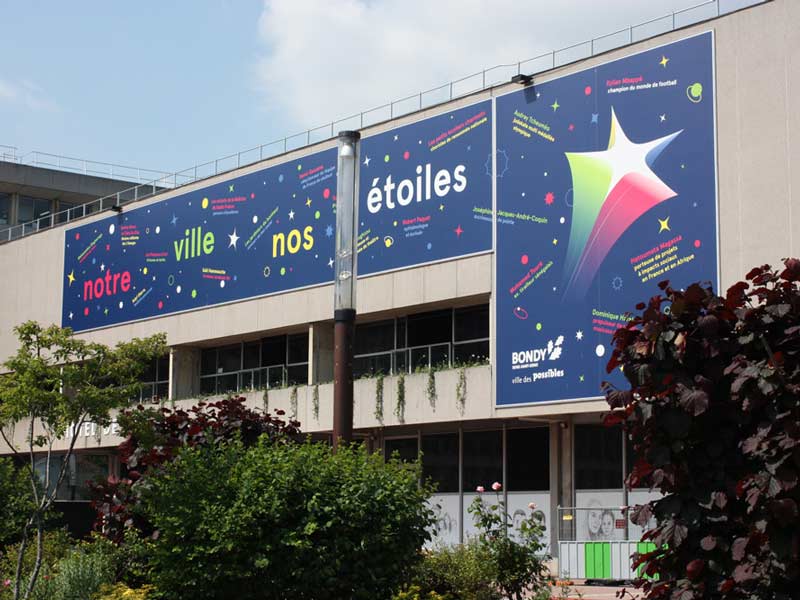 Vue de l'hôtel de ville habillé avec la bâche 2019