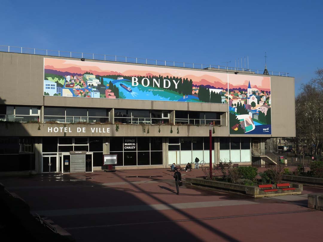 Vue de l'hôtel de ville de Bondy habillée par la bâche 2020