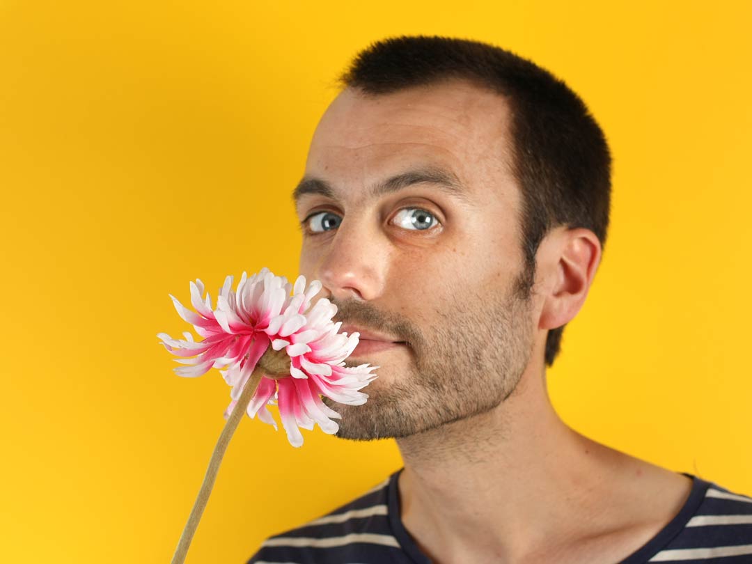 Lucas de Bruyn et une fleur en tissu